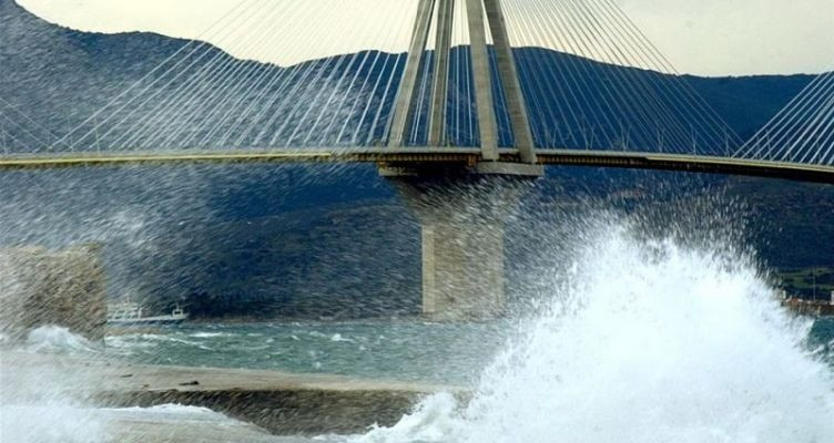 Ο Ζήνωνας «χτύπησε» τη Ναύπακτο – Η θάλασσα «βγήκε» έξω από το Αντίρριο (Βίντεο-Φωτό)